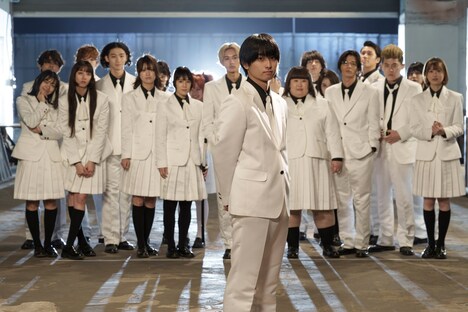 「赤羽骨子のボディガード」より、奥平大兼（手前）ら3年4組生徒役のキャスト。