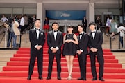 左より佐藤良成、池松壮亮、中西希亜良、越山敬達、奥山大史。