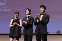 左から中西希亜良、越山敬達、池松壮亮。