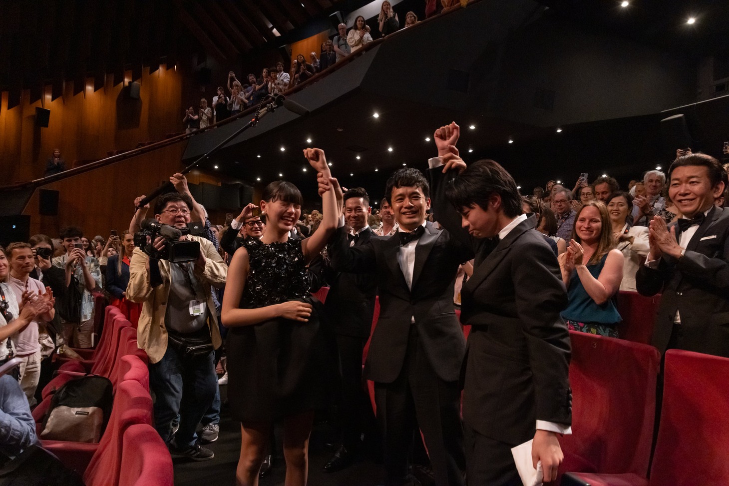 第77回カンヌ国際映画祭にて、ぼくのお日さま」公式上映の様子。