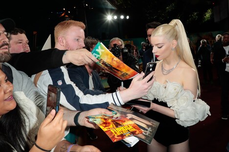 ファンサービスをするアニャ・テイラー＝ジョイ。