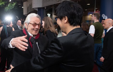 ハグを交わすジョージ・ミラー（奥）と小島秀夫（手前）。