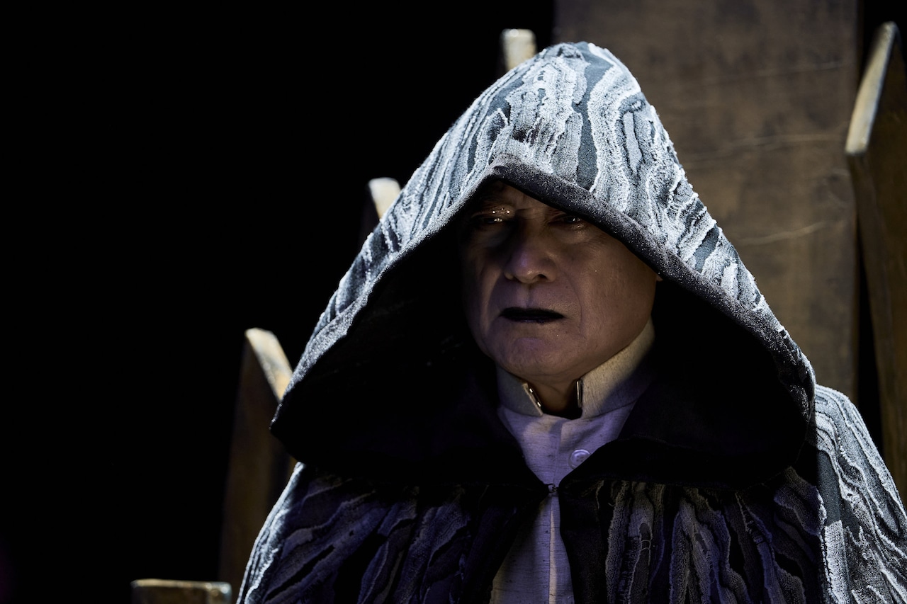 松平健「逃走中 THE MOVIE」でゲームマスターに、“謎の男”として岡宏明も参加