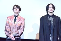 阿久津仁愛（左）と佐藤流司（右）。