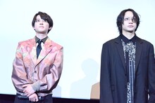 阿久津仁愛（左）と佐藤流司（右）。