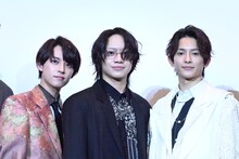 左から阿久津仁愛、佐藤流司、橋本祥平。