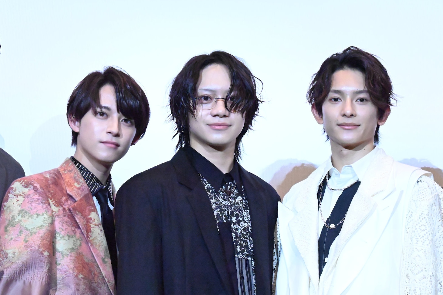 左から阿久津仁愛、佐藤流司、橋本祥平。