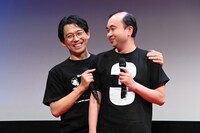 小林大介（右）に楽しげに絡む岡田義徳（左）。