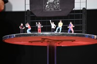 「THE3名様Ω」のアクリルスタンド。