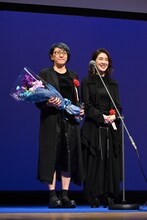 監督賞を受賞した荻上直子（左）と、プレゼンターの筒井真理子（右）。