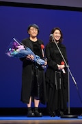 監督賞を受賞した荻上直子(左)と、プレゼンターの筒井真理子(右)。