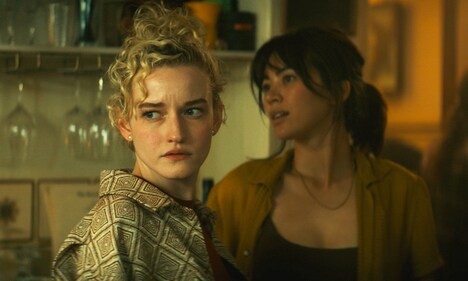 「ロイヤルホテル」新場面写真