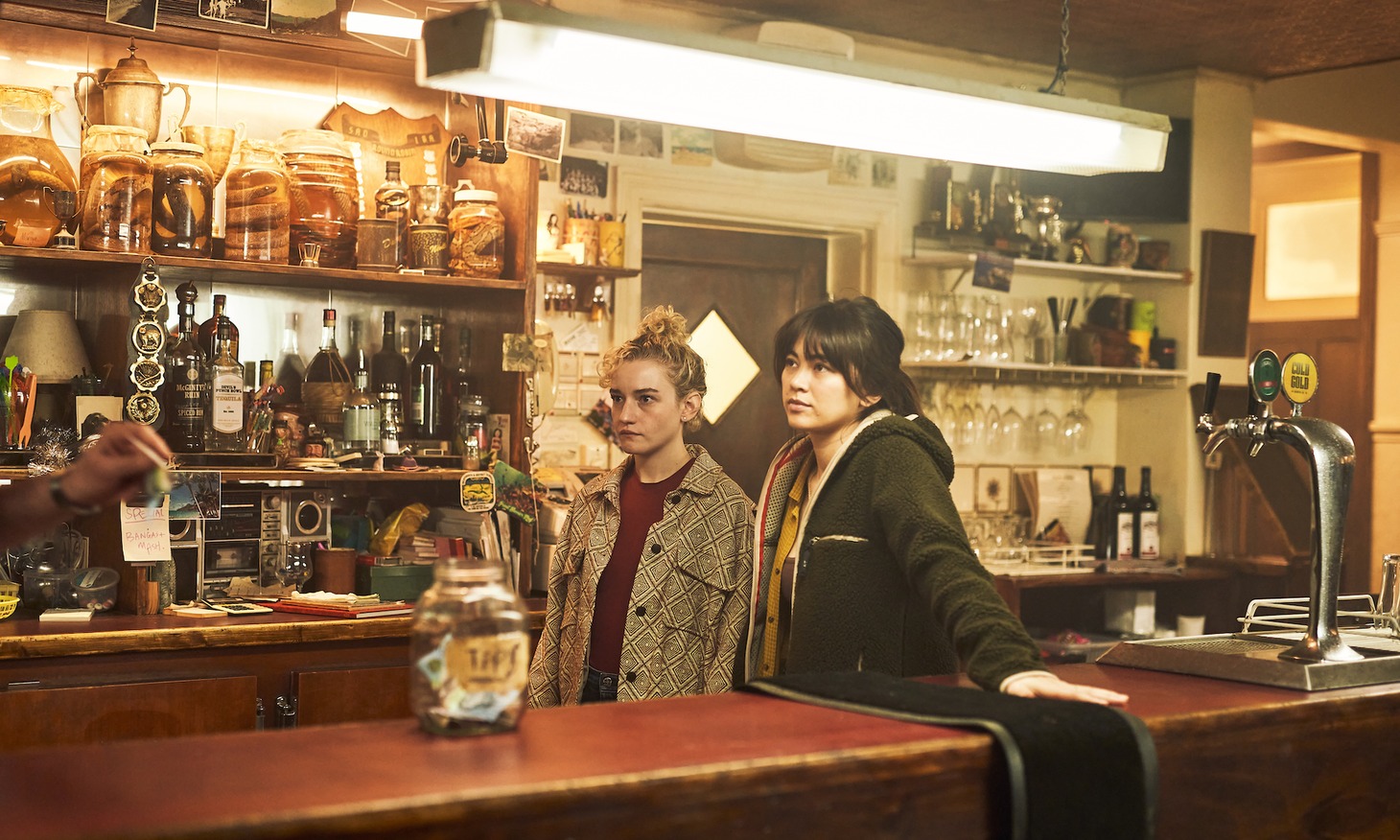 「ロイヤルホテル」新場面写真