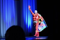 「さよなら ほやマン」の劇中衣装で登場したアフロ。