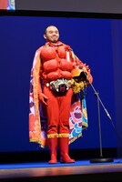 スピーチをするアフロ。