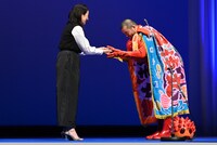 新人男優賞（南俊子賞）のトロフィーを受け取るアフロ。