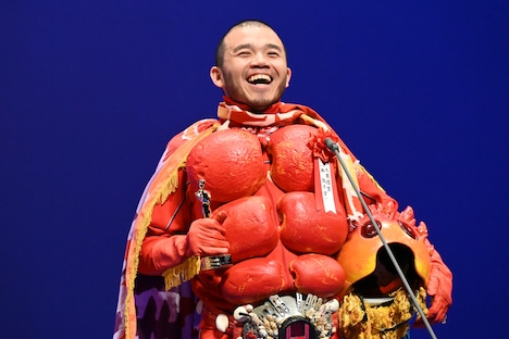 新人男優賞(南俊子賞)を受賞したアフロ。