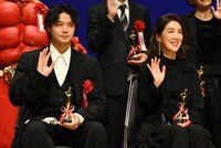 左から磯村勇斗、筒井真理子。