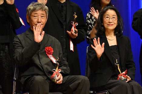 左から小林薫、木野花。