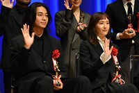 左から東出昌大、新垣結衣。