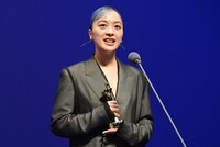 新人女優賞（小森和子賞）を受賞した花瀬琴音。
