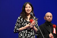 新人監督賞を受賞した金子由里奈（手前）と工藤将亮（奥）。