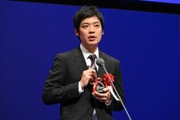 アニメーション作品賞を受賞した八鍬新之介。