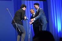 ドキュメンタリー賞を受賞し、映画の出演者から花束を受け取った中原想吉（左）。