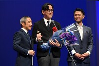 ドキュメンタリー賞の中原想吉（中央）と、「ライフ・イズ・クライミング！」の出演者・小林幸一郎（左）、鈴木直也（右）。