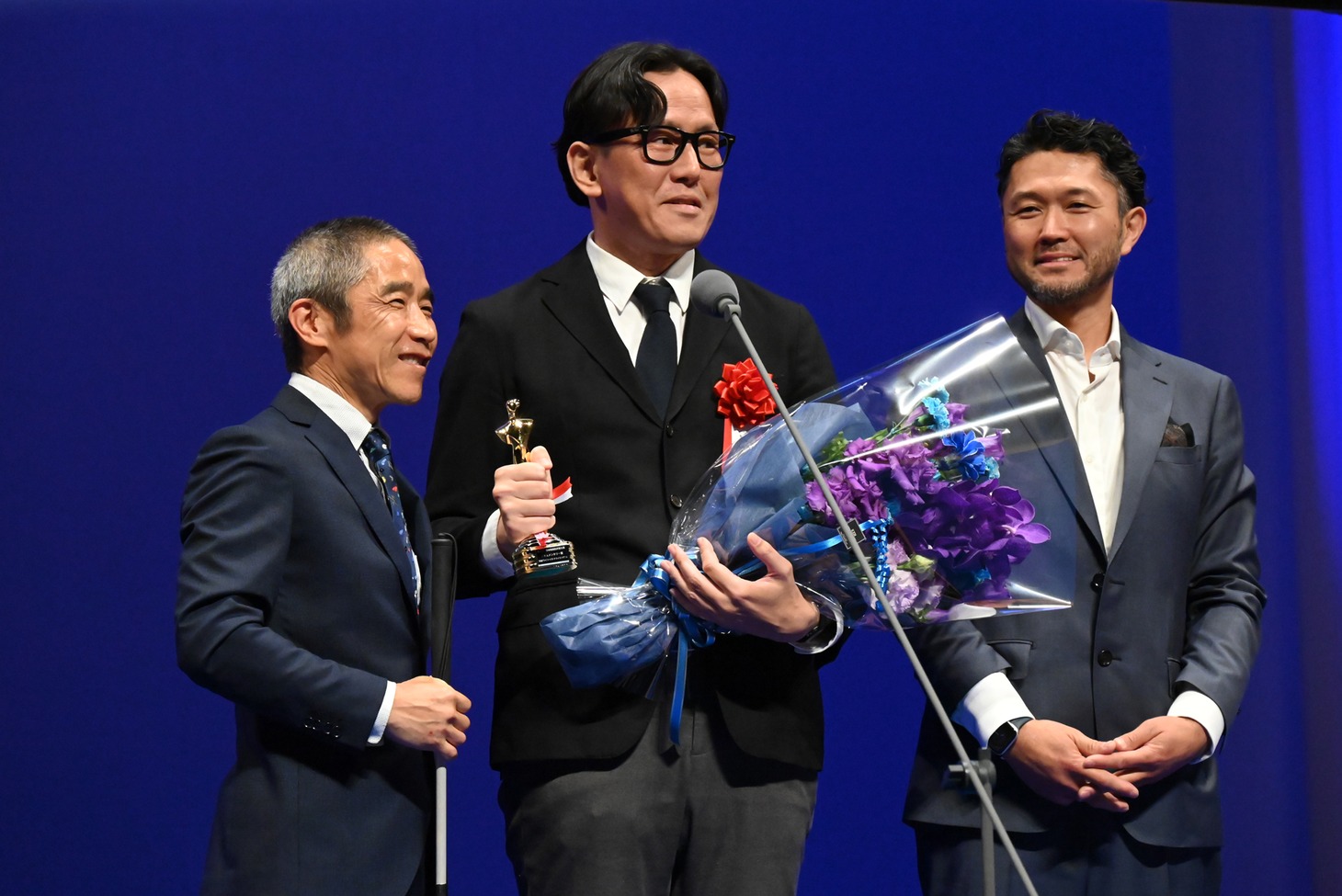 ドキュメンタリー賞の中原想吉（中央）と、「ライフ・イズ・クライミング！」の出演者・小林幸一郎（左）、鈴木直也（右）。
