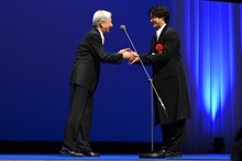 トロフィーを受け取る磯村勇斗（右）。