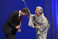 編集賞（浦岡敬一賞）を受賞し、頭をなでられる今井大介（左）。