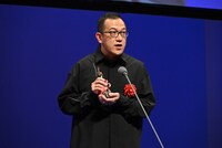 脚本賞を受賞した上田誠。