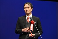 編集賞（浦岡敬一賞）を受賞した今井大介。