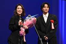 筒井真理子（左）とプレゼンターの磯村勇斗（右）。