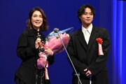 筒井真理子(左)とプレゼンターの磯村勇斗(右)。
