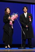 左から主演女優賞の筒井真理子、プレゼンターを務めた磯村勇斗。