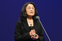 ゴールデン・グローリー賞（水野晴郎賞）を受賞した木野花。