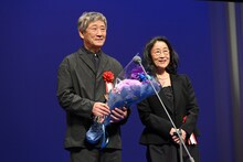 左から小林薫、木野花。