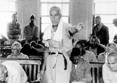 精神障害犯罪者のための刑務所・矯正院の日常を記録した「チチカット・フォーリーズ」場面写真