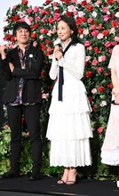 吉田羊（中央）