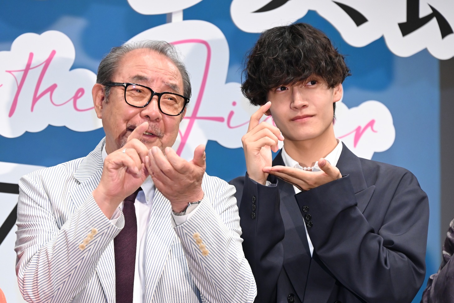 カメラポーズをする平泉成（左）と佐野晶哉（右）。