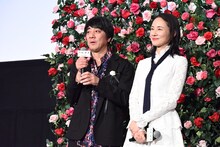 左から山崎まさよし、吉田羊。