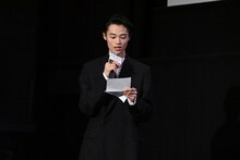 手紙を読み上げる窪塚愛流。