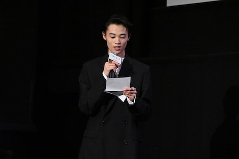 手紙を読み上げる窪塚愛流。