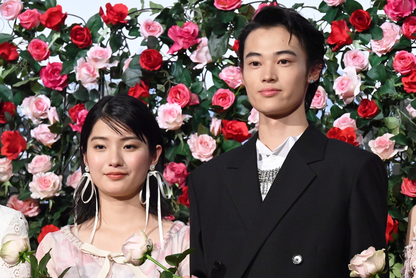 「ハピネス」公開記念舞台挨拶に参加した蒔田彩珠（左）と窪塚愛流（右）。