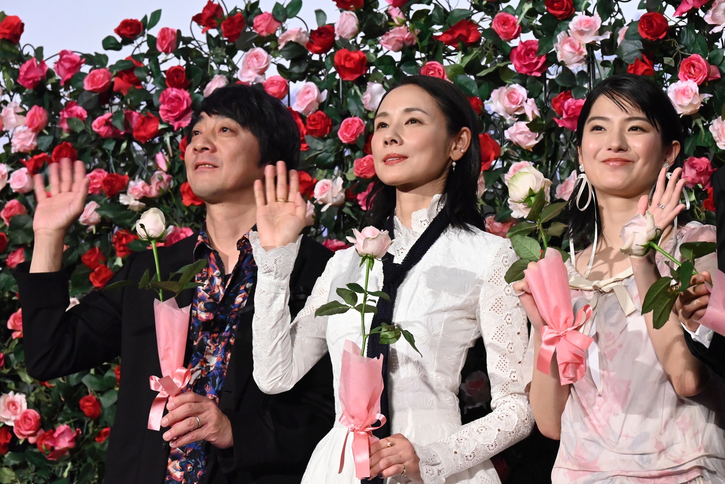左から山崎まさよし、吉田羊、蒔田彩珠。