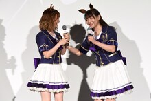 藤本侑里（左）の背中をさする上坂すみれ（右）。