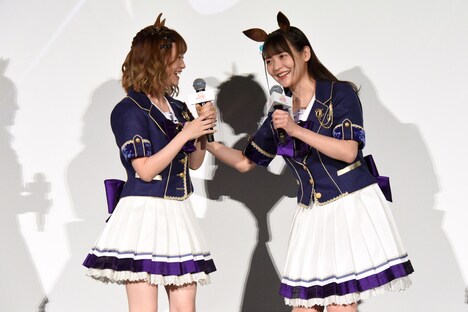 藤本侑里(左)の背中をさする上坂すみれ(右)。