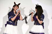 小倉唯（右）の声に耳をそば立てる上坂すみれ（左）。